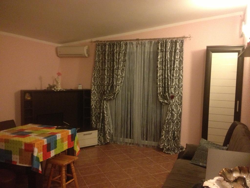 Apartments Svetlana Утеха Екстериор снимка
